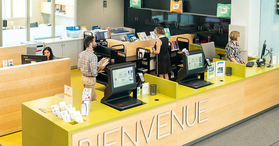 Employés au comptoir de la bibliothèque